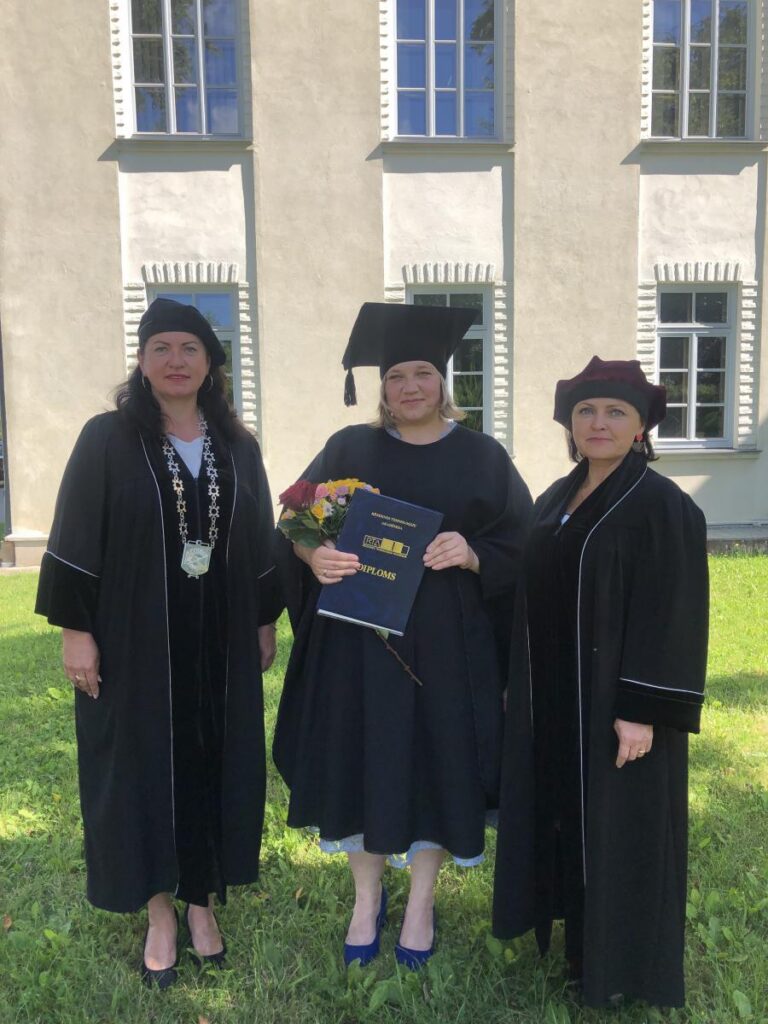 RTA pasniegts jurista diploms vienai studentei 