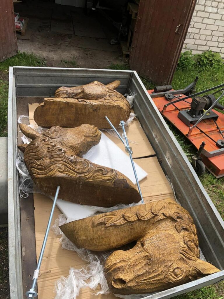 Šovasar Preiļu pils parka stalli rotās koka zirgu galvas 