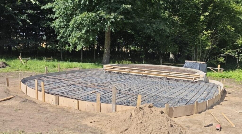 Kalupes parkā top jauna vieta pasākumiem un kopā būšanai