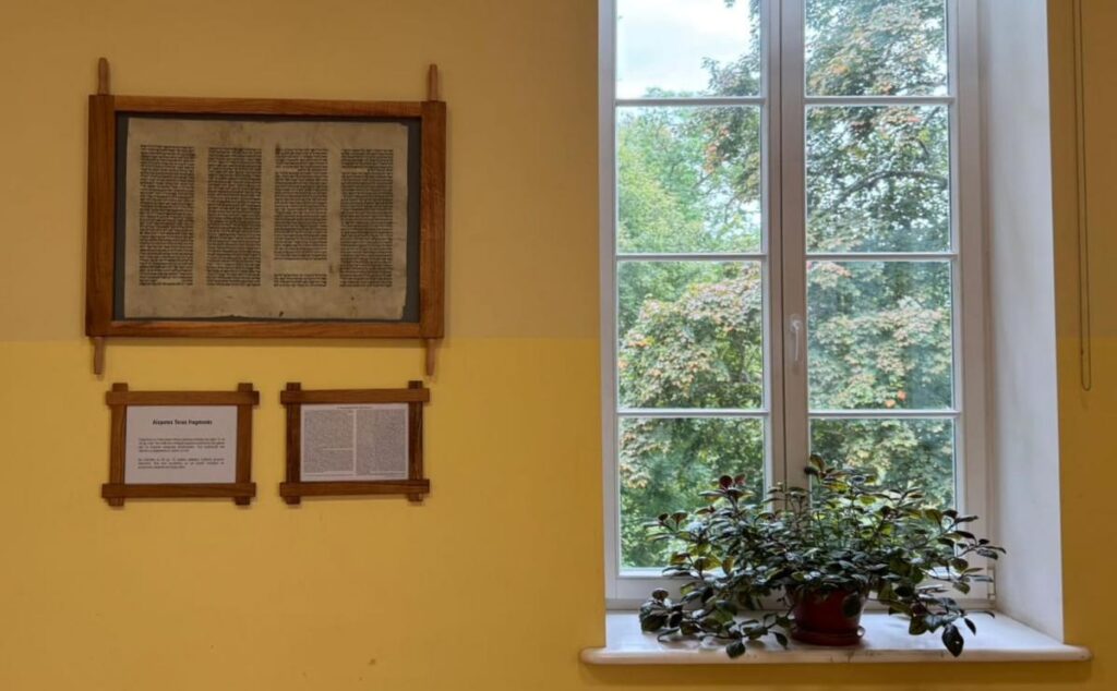 Savā vietā atgriežas Aizputes sinagogas artefakts