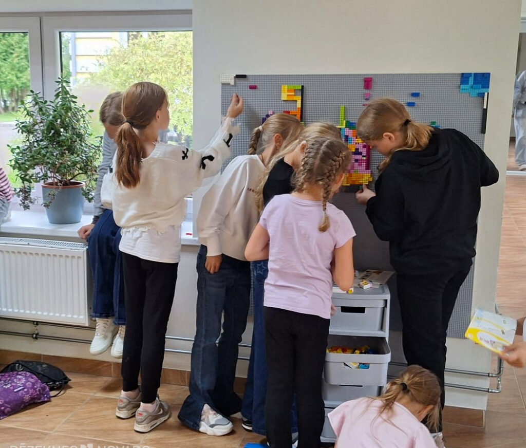 Dricānu vidusskolā tapusi radošā LEGO siena skolēniem