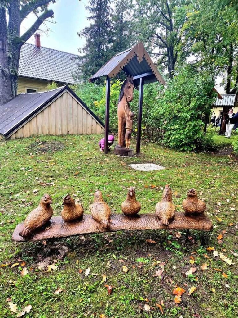 Makašānos atklāts koka skulptūru dārzs